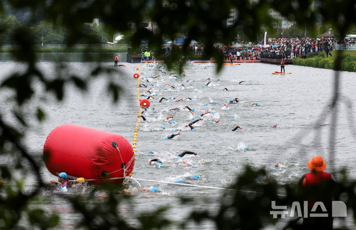 [대구=뉴시스] 이무열 기자 = 11일 대구 수성구 수성못과 신천동로에서 열린 ‘제21회 대구광역시장배 전국철인3종대회’에 출전한 참가자들이 힘차게 역영을 하고 있다. 2025.05.011. lmy@newsis.com
