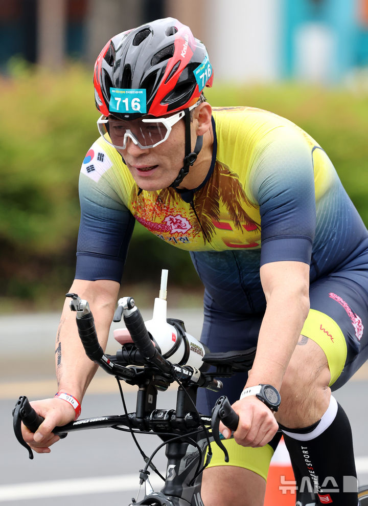 [대구=뉴시스] 이무열 기자 = 11일 대구 수성구 수성못과 신천동로에서 열린 ‘제21회 대구광역시장배 전국철인3종대회’에 출전한 참가자들이 힘차게 사이클 페달을 밟고 있다. 2025.05.11. lmy@newsis.com