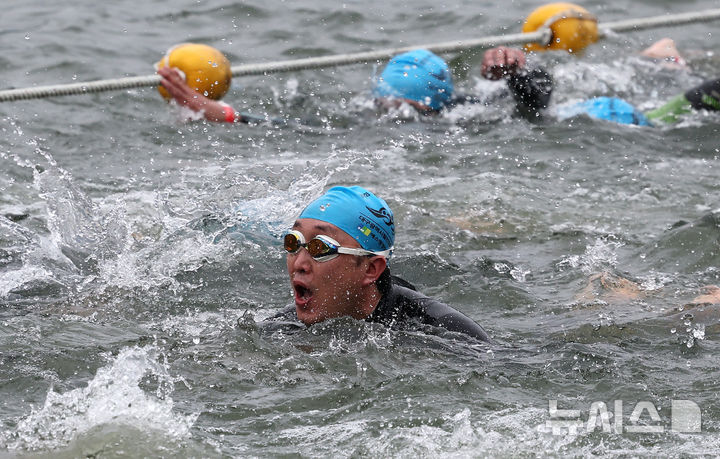 [대구=뉴시스] 이무열 기자 = 11일 대구 수성구 수성못과 신천동로에서 열린 ‘제21회 대구광역시장배 전국철인3종대회’에 출전한 참가자들이 힘차게 역영을 하고 있다. 2025.05.011. lmy@newsis.com