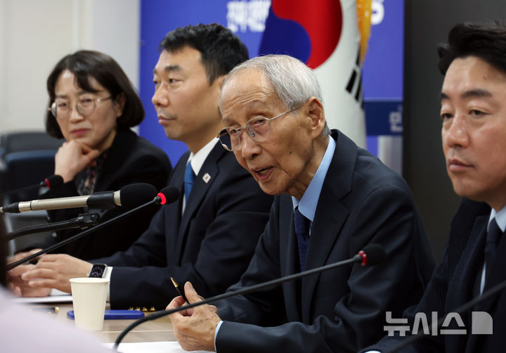 [서울=뉴시스] 고승민 기자 = 윤여준 더불어민주당 총괄선거대책위원장이 11일 서울 여의도 당사에서 선거 기조 등 현안 기자간담회를 하고 있다. 2025.05.11. kkssmm99@newsis.com