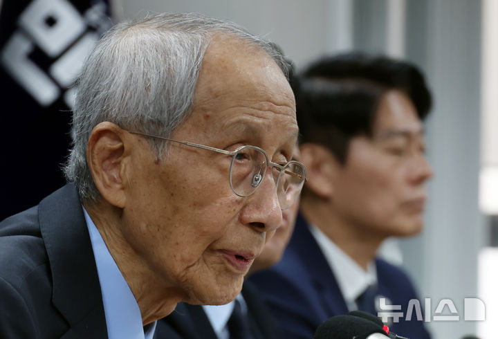 [서울=뉴시스] 고승민 기자 = 윤여준 더불어민주당 총괄선거대책위원장이 지난 11일 서울 여의도 당사에서 선거 기조 등 현안 기자간담회를 하고 있다. 2025.05.11. kkssmm99@newsis.com