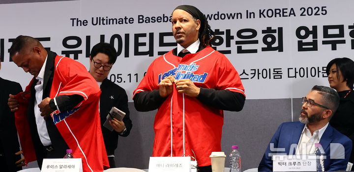 [서울=뉴시스] 박주성 기자 = 메이저리그 '레전드' 매니 라미레즈(가운데)와 메이저리그 13년 경력의 루이스 알리세아 레전드 유나이티드 감독(왼쪽)이 11일 오전 서울 고척 스카이돔 다이아몬드룸에서 2025 레전드 매치 관련 기자회견 전 유니폼을 입고 있다. 2025.05.11. park7691@newsis.com