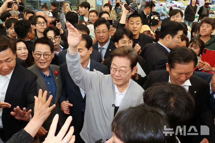 [강진=뉴시스] 조성우 기자 = 민심을 청취하는 '경청 투어'에 나선 이재명 더불어민주당 대선후보가 11일 전남 강진군 강진오감통시장에서 주민 및 상인들에게 인사하고 있다. 2025.05.11. xconfind@newsis.com