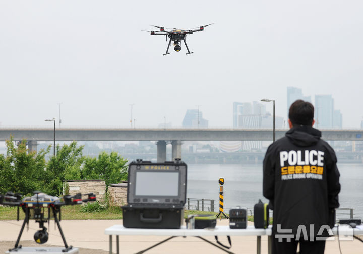 [서울=뉴시스] 김진아 기자 = 11일 서울 여의도 한강공원에서 열린 'K-스마트 순찰' 시범에서 서울경찰청 기동순찰대 등 대원들이 드론 순찰 시연을 하고 있다.&nbsp;&nbsp; 서울경찰청은 '특별범죄예방활동강화기간'의 일환으로 오는 6월 30일까지 많은 시민들이 이용하는 여의도권 일대에 드론·웨어러블 로봇·전기자전거 등 첨단 장비를 활용한 'K-스마트 순찰'을 시범운영한다. 2025.05.11. bluesoda@newsis.com