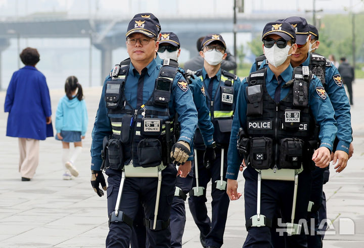 [서울=뉴시스] 김진아 기자 = 11일 서울 여의도 한강공원에서 열린 'K-스마트 순찰' 시범에서 서울경찰청 기동순찰대 등 대원들이 웨어러블 로봇을 착용하고 순찰을 하고 있다. 서울경찰청은 '특별범죄예방활동강화기간'의 일환으로 오는 6월 30일까지 많은 시민들이 이용하는 여의도권 일대에 드론·웨어러블 로봇·전기자전거 등 첨단 장비를 활용한 'K-스마트 순찰'을 시범운영한다. 2025.05.11. bluesoda@newsis.com