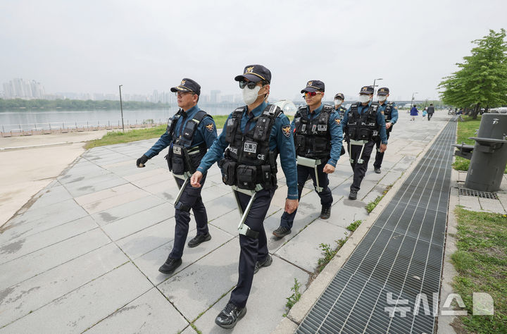 [서울=뉴시스] 김진아 기자 = 11일 서울 여의도 한강공원에서 열린 'K-스마트 순찰' 시범에서 서울경찰청 기동순찰대 등 대원들이 웨어러블 로봇을 착용하고 순찰을 하고 있다.&nbsp;&nbsp; 서울경찰청은 '특별범죄예방활동강화기간'의 일환으로 오는 6월 30일까지 많은 시민들이 이용하는 여의도권 일대에 드론·웨어러블 로봇·전기자전거 등 첨단 장비를 활용한 'K-스마트 순찰'을 시범운영한다. 2025.05.11. bluesoda@newsis.com