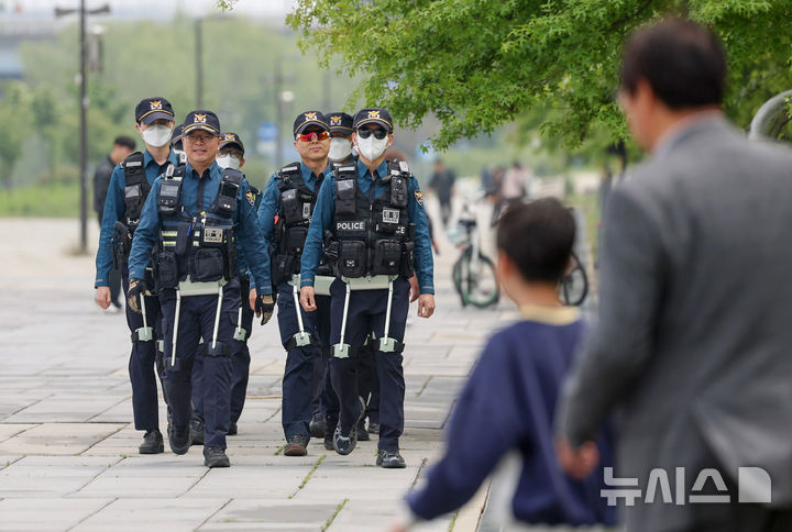 [서울=뉴시스] 김진아 기자 = 11일 서울 여의도 한강공원에서 열린 'K-스마트 순찰' 시범에서 서울경찰청 기동순찰대 등 대원들이 웨어러블 로봇을 착용하고 순찰을 하고 있다.&nbsp;&nbsp; 서울경찰청은 '특별범죄예방활동강화기간'의 일환으로 오는 6월 30일까지 많은 시민들이 이용하는 여의도권 일대에 드론·웨어러블 로봇·전기자전거 등 첨단 장비를 활용한 'K-스마트 순찰'을 시범운영한다. 2025.05.11. bluesoda@newsis.com