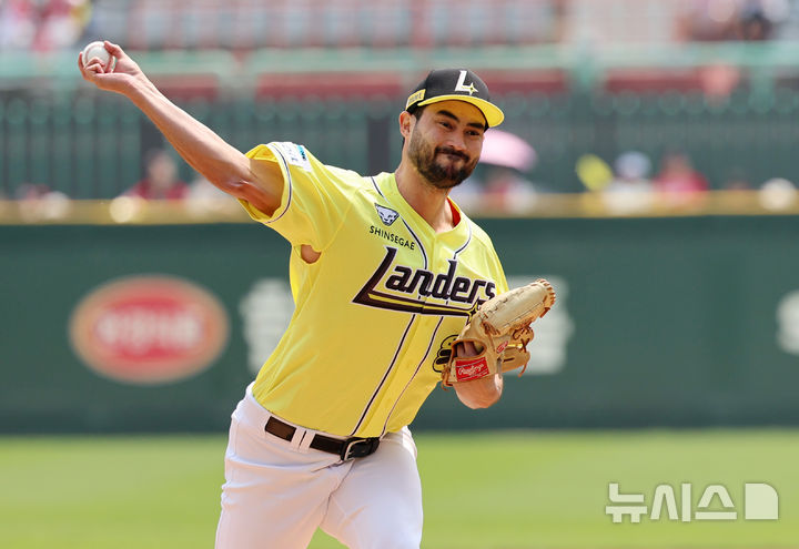 [인천=뉴시스] 이영환 기자 = 11일 오후 인천 미추홀구 SSG랜더스필드에서 열린 2025 프로야구 KIA 타이거즈와 SSG 랜더스의 더블헤더 1차전 경기, 1회초 SSG 선발 화이트가 공을 던지고 있다.&nbsp; 2025.05.11. 20hwan@newsis.com