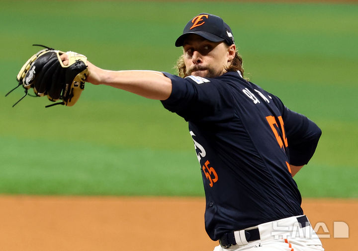 [서울=뉴시스] 박주성 기자 = 11일 오후 서울 구로구 고척스카이돔에서 열린 프로야구 2025 KBO리그 한화 이글스 대 키움 히어로즈의 경기, 한화 선발 와이스가 역투하고 있다. 2025.05.11. park7691@newsis.com
