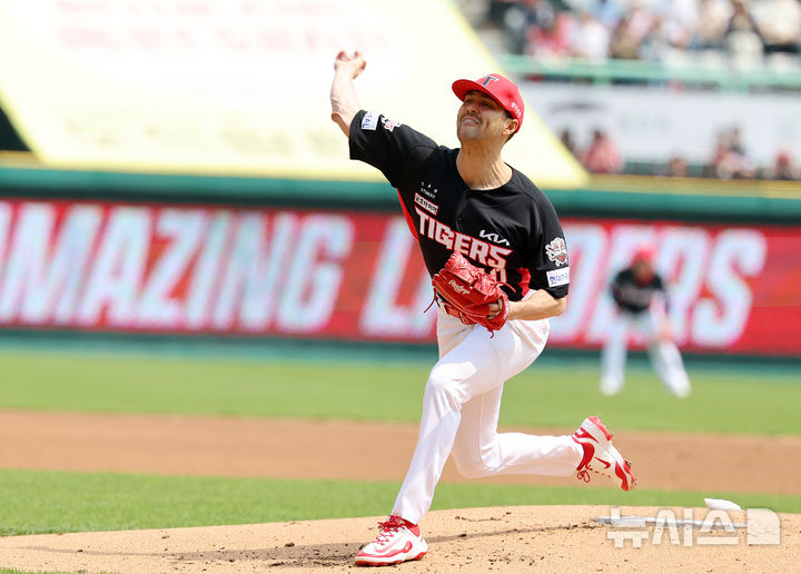 [인천=뉴시스] 이영환 기자 = 11일 오후 인천 미추홀구 SSG랜더스필드에서 열린 2025 프로야구 KIA 타이거즈와 SSG 랜더스의 더블헤더 1차전 경기, 1회말 KIA 선발 네일이 공을 던지고 있다. 2025.05.11. 20hwan@newsis.com