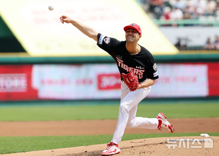 [인천=뉴시스] 이영환 기자 = 11일 오후 인천 미추홀구 SSG랜더스필드에서 열린 2025 프로야구 KIA 타이거즈와 SSG 랜더스의 더블헤더 1차전 경기, 1회말 KIA 선발 네일이 공을 던지고 있다. 2025.05.11. 20hwan@newsis.com