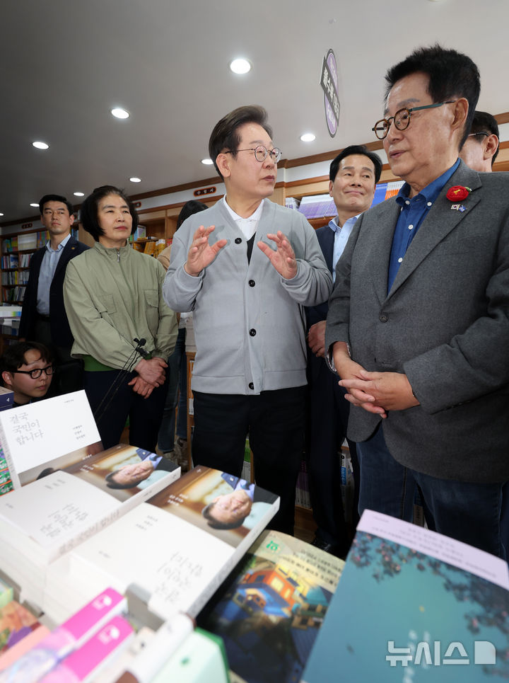 [해남=뉴시스] 조성우 기자 = 민심을 청취하는 '경청 투어'에 나선 이재명 더불어민주당 대선후보가 11일 전남 해남군 해남읍 한 서점에서 박지원 의원과 대화하고 있다. 2025.05.11. xconfind@newsis.com