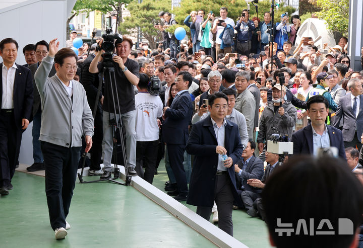 [해남=뉴시스] 조성우 기자 = 민심을 청취하는 '경청 투어'에 나선 이재명 더불어민주당 대선후보가 11일 전남 해남군 해남읍 인근 광장에서 군민들에게 인사하고 있다. 2025.05.11. xconfind@newsis.com