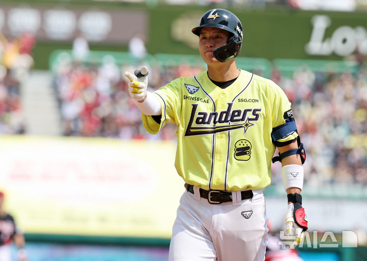 [인천=뉴시스] 이영환 기자 = 11일 오후 인천 미추홀구 SSG랜더스필드에서 열린 2025 프로야구 KIA 타이거즈와 SSG 랜더스의 더블헤더 1차전 경기, 2회말 2사 2,3루 SSG 조형우가 2타점 안타를 날린 후 기뻐하고 있다. 2025.05.11. 20hwan@newsis.com