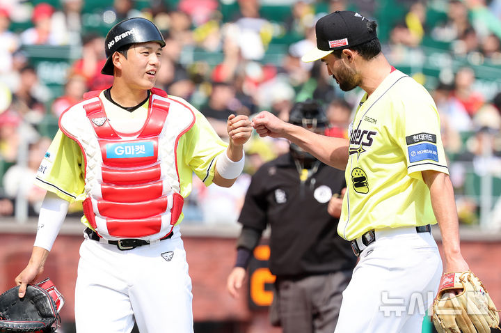[인천=뉴시스] 이영환 기자 = 11일 오후 인천 미추홀구 SSG랜더스필드에서 열린 2025 프로야구 KIA 타이거즈와 SSG 랜더스의 더블헤더 1차전 경기, 4회초 2사 만루의 위기에서 KIA 박찬호를 2루수 땅볼로 잡고 수비를 마친 SSG 선발 화이트가 포수 조형우와 주먹을 맞대고 있다. 2025.05.11. 20hwan@newsis.com