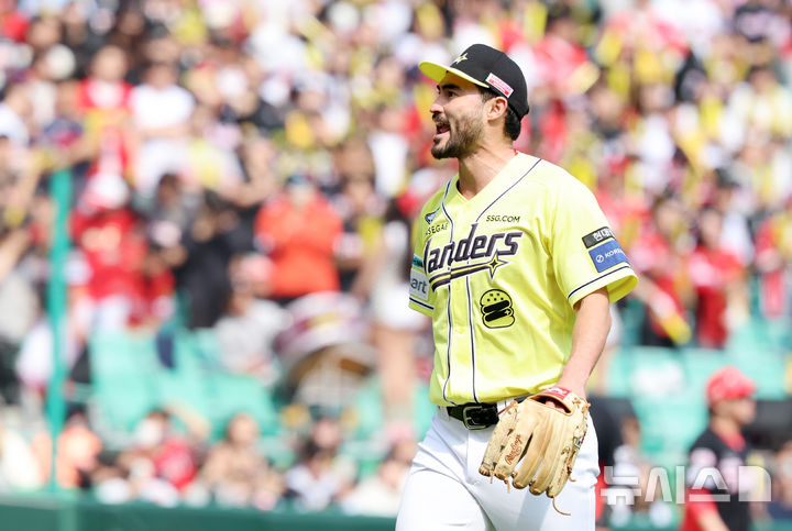 [인천=뉴시스] 이영환 기자 = 11일 오후 인천 미추홀구 SSG랜더스필드에서 열린 2025 프로야구 KIA 타이거즈와 SSG 랜더스의 더블헤더 1차전 경기, 4회초 2사 만루의 위기에서 KIA 박찬호를 2루수 땅볼로 잡고 수비를 마친 SSG 선발 화이트가 기뻐하고 있다. 2025.05.11. 20hwan@newsis.com