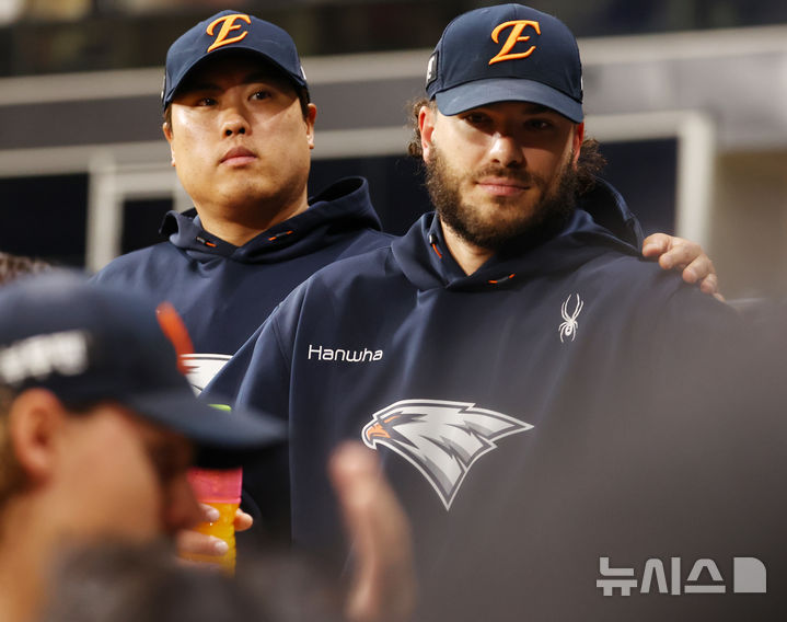 [서울=뉴시스] 박주성 기자 = 5월11일 오후 서울 구로구 고척스카이돔에서 열린 프로야구 2025 KBO리그 한화 이글스 대 키움 히어로즈의 경기, 한화 투수 류현진, 폰세가 4회말까지 무실점 투구한 한화 선발 와이스가 덕아웃으로 들어오는 모습을 바라보고 있다. 2025.05.11. park7691@newsis.com