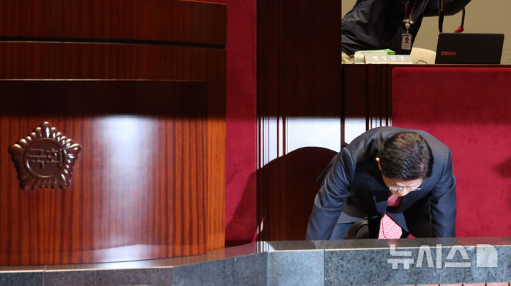 [서울=뉴시스] 권창회 기자 = 김문수 국민의힘 대선 후보가 11일 서울 여의도 국회에서 열린 의원총회에서 큰절을 올리고 있다. 2025.05.11. kch0523@newsis.com