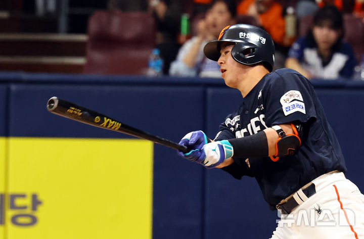 [서울=뉴시스] 박주성 기자 = 11일 오후 서울 구로구 고척스카이돔에서 열린 프로야구 2025 KBO리그 한화 이글스 대 키움 히어로즈의 경기, 5회초 투아웃 주자 3루에서 한화 노시환이 1타점 적시타를 치고 있다. 2025.05.11. park7691@newsis.com