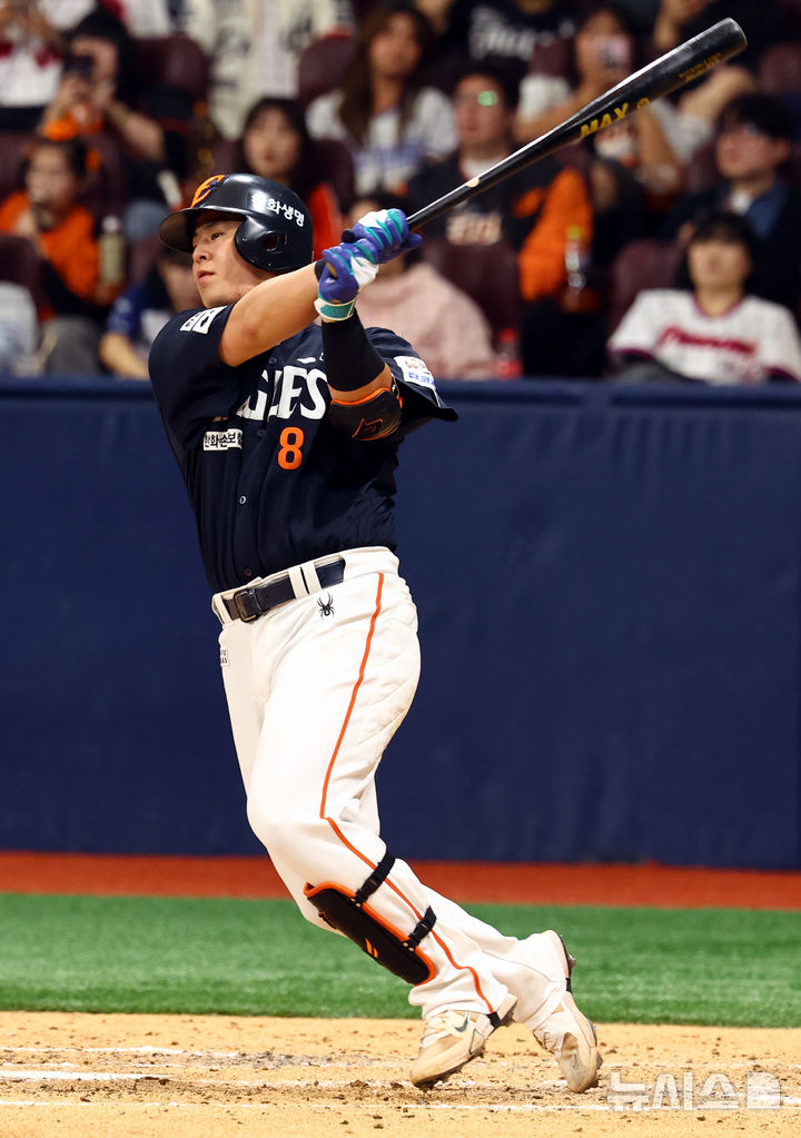 [서울=뉴시스] 박주성 기자 = 11일 오후 서울 구로구 고척스카이돔에서 열린 프로야구 2025 KBO리그 한화 이글스 대 키움 히어로즈의 경기, 5회초 투아웃 주자 3루에서 한화 노시환이 1타점 적시타를 치고 있다. 2025.05.11. park7691@newsis.com