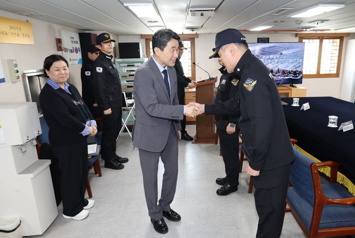 [서울=뉴시스] 최진석 기자 = 이주호 대통령 권한대행 부총리 겸 교육부 장관이 11일 인천 중구 서해5도 특별경비단 3005함을 방문해 승조원들을 격려하고 있다. (사진=교육부 제공) 2025.05.11. photo@newsis.com *재판매 및 DB 금지