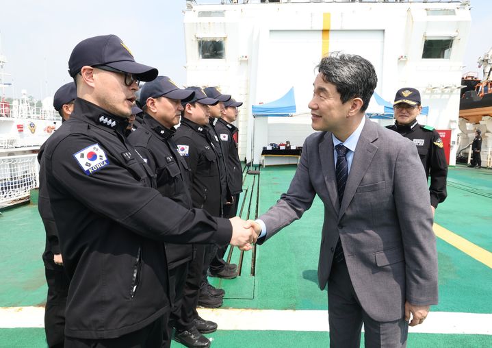 [서울=뉴시스] 최진석 기자 = 이주호 대통령 권한대행 부총리 겸 교육부 장관이 11일 인천 중구 서해5도 특별경비단 3005함을 방문해 승조원들을 격려하고 있다. (사진=교육부 제공) 2025.05.11. photo@newsis.com *재판매 및 DB 금지