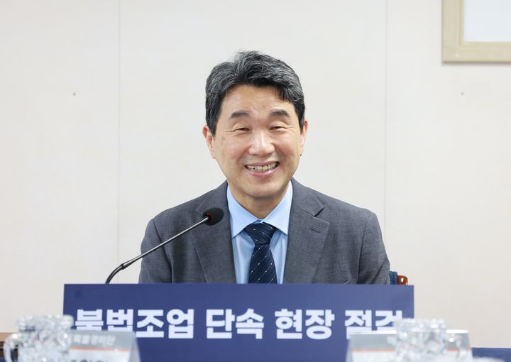 [서울=뉴시스] 최진석 기자 = 이주호 대통령 권한대행 부총리 겸 교육부 장관이 11일 인천 중구 서해5도 특별경비단 3005함을 방문해 꽃게철 불법조업 단속 현장 점검회의에서 발언하고 있다. (사진=교육부 제공) 2025.05.11. photo@newsis.com *재판매 및 DB 금지