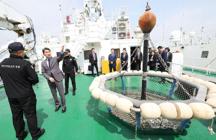 [서울=뉴시스] 최진석 기자 = 이주호 대통령 권한대행 부총리 겸 교육부 장관이 11일 인천 중구 서해5도 특별경비단 3005함을 방문해 꽃게철 불법조업 단속 현장 점검회의를 마친 후 불법조업 단속장비를 살펴보고 있다. (사진=교육부 제공) 2025.05.11. photo@newsis.com *재판매 및 DB 금지