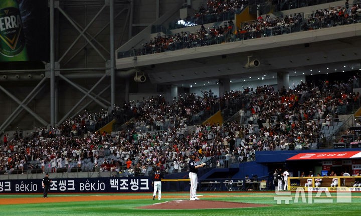 [서울=뉴시스] 박주성 기자 = 11일 오후 서울 구로구 고척스카이돔에서 열린 프로야구 2025 KBO리그 한화 이글스 대 키움 히어로즈의 경기, 키움 히어로즈 구단 최다 홈 7경기 연속 매진을 달성하고 있다. 2025.05.11. park7691@newsis.com