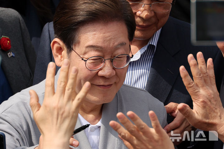 [영암=뉴시스] 조성우 기자 = 민심을 청취하는 '경청 투어'에 나선 이재명 더불어민주당 대선후보가 11일 전남 영암군 학산면 독천 낙지거리에서 주민들에게 인사하고 있다. 2025.05.11. xconfind@newsis.com