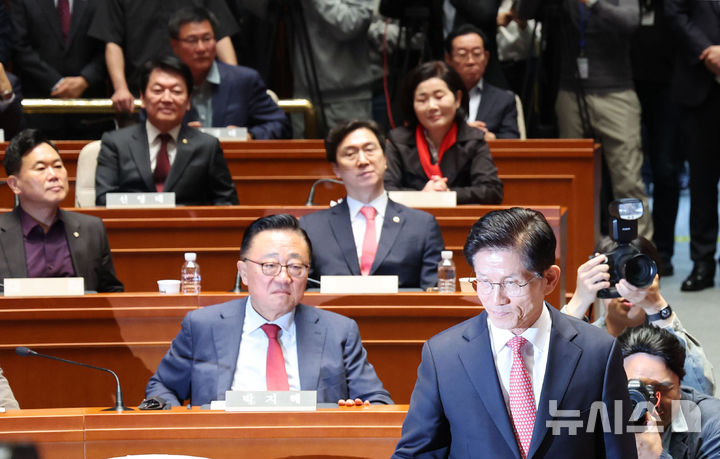 [서울=뉴시스] 권창회 기자 = 김문수 국민의힘 대선 후보가 11일 서울 여의도 국회에서 열린 의원총회에서 발언하러 이동하고 있다. 2025.05.11. kch0523@newsis.com