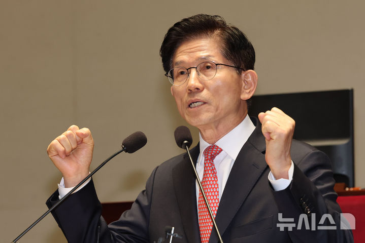 [서울=뉴시스] 권창회 기자 = 김문수 국민의힘 대선 후보가 11일 서울 여의도 국회에서 열린 의원총회에서 발언하고 있다. 2025.05.11. kch0523@newsis.com