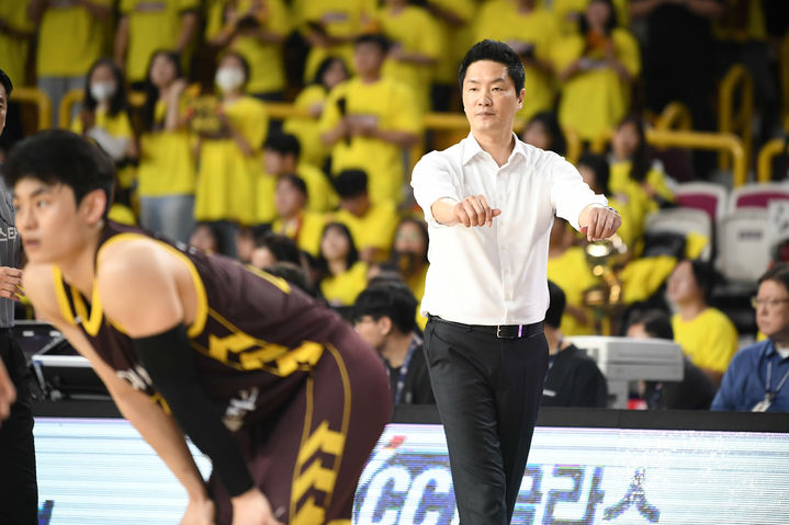 [서울=뉴시스] 추상철 기자 = 지난 11일 오후 경남 창원체육관에서 열린 '2024-2025 KCC 프로농구 챔피언결정전 4차전' 서울 SK 나이츠와 창원 LG의 경기, SK 전희철 감독이 경기를 지켜보고 있다. (사진= KBL 제공) 2025.05.11. photo@newsis.com *재판매 및 DB 금지
