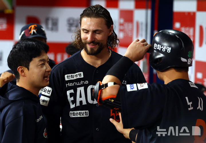 [서울=뉴시스] 박주성 기자 = 11일 오후 서울 구로구 고척스카이돔에서 열린 프로야구 2025 KBO리그 한화 이글스 대 키움 히어로즈의 경기, 8이닝 무실점으로 역투한 한화 선발 와이스가 팀 동료들과 웃으며 이야기를 나누고 있다. 2025.05.11. park7691@newsis.com