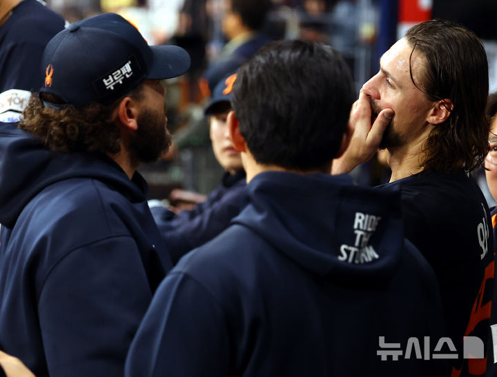 [서울=뉴시스] 박주성 기자 = 11일 오후 서울 구로구 고척스카이돔에서 열린 프로야구 2025 KBO리그 한화 이글스 대 키움 히어로즈의 경기, 8이닝 무실점으로 역투한 한화 선발 와이스(오른쪽)가 팀 동료 폰세와 이야기를 나누고 있다. 2025.05.11. park7691@newsis.com