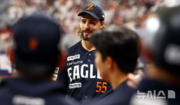 [서울=뉴시스] 박주성 기자 = 11일 오후 서울 구로구 고척스카이돔에서 열린 프로야구 2025 KBO리그 한화 이글스 대 키움 히어로즈의 경기, 8이닝 무실점으로 역투한 한화 선발 와이스가 덕아웃으로 들어오고 있다. 2025.05.11. park7691@newsis.com