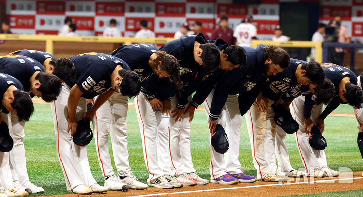 [서울=뉴시스] 박주성 기자 = 11일 오후 서울 구로구 고척스카이돔에서 열린 프로야구 2025 KBO리그 한화 이글스 대 키움 히어로즈의 경기, 한화가 8대0으로 키움 히어로즈에게 승리 후 선수들이 팬들에게 인사를 하고 있다. 2025.05.11. park7691@newsis.com