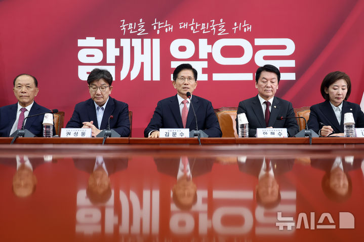 [서울=뉴시스] 고승민 기자 = 김문수 국민의힘 대선 후보가 11일 서울 여의도 국회에서 열린 중앙선거대책위원회의에서 발언하고 있다. 2025.05.11. kkssmm99@newsis.com