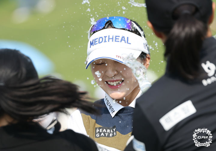 [서울=뉴시스] 추상철 기자 = 11일 경기 용인 수원CC에서 열린 'NH투자증권 레이디스 챔피언십' 최종라운드, 우승을 차지한 이예원이 축하 물세례를 받고 있다. (사진=KLPGA 제공) 2025.05.11. photo@newsis.com *재판매 및 DB 금지
