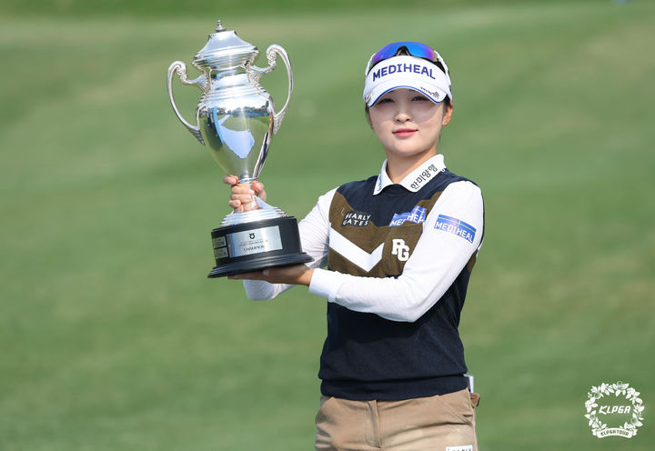 [서울=뉴시스] 추상철 기자 = 11일 경기 용인 수원CC에서 열린 'NH투자증권 레이디스 챔피언십' 최종라운드, 우승을 차지한 이예원이 트로피를 들고 기념촬영을 하고 있다. (사진=KLPGA 제공) 2025.05.11. photo@newsis.com *재판매 및 DB 금지