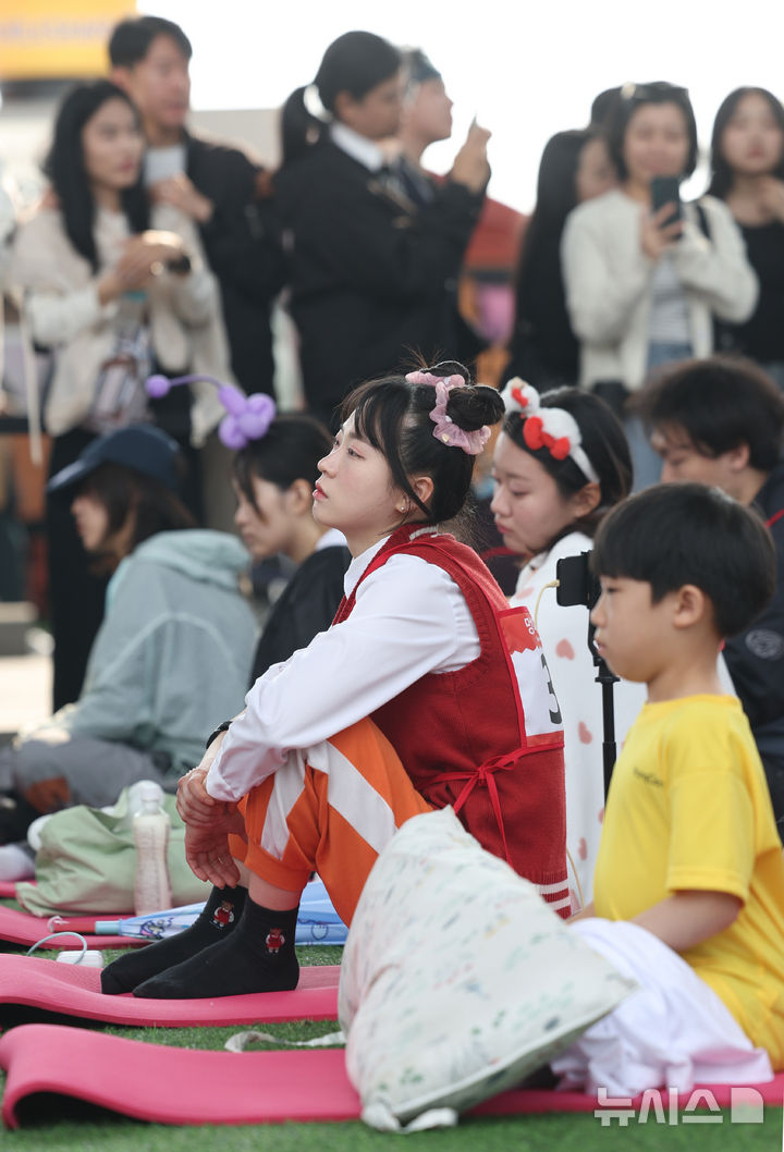 [서울=뉴시스] 김진아 기자 = 11일 서울 반포한강공원 잠수교에서 열린 '2025 한강 멍 때리기 대회'에서 참가자들이 경연을 하고 있다. 2025.05.11. bluesoda@newsis.com