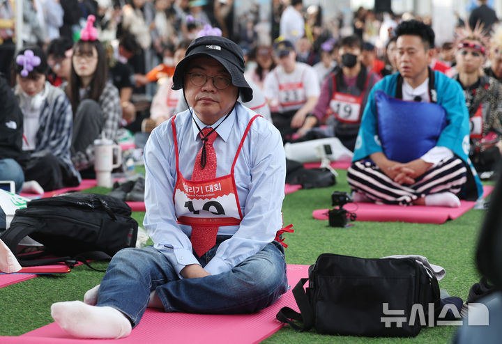 [서울=뉴시스] 김진아 기자 = 11일 서울 반포한강공원 잠수교에서 열린 '2025 한강 멍 때리기 대회'에서 참가자들이 경연을 하고 있다. 2025.05.11. bluesoda@newsis.com
