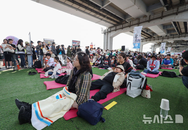 [서울=뉴시스] 김진아 기자 = 11일 서울 반포한강공원 잠수교에서 열린 '2025 한강 멍 때리기 대회'에서 참가자들이 경연을 하고 있다. 2025.05.11. bluesoda@newsis.com