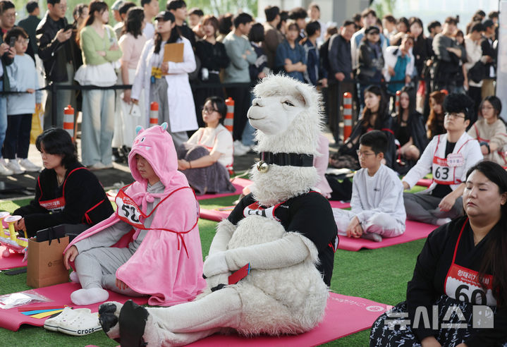 [서울=뉴시스] 김진아 기자 = 11일 서울 반포한강공원 잠수교에서 열린 '2025 한강 멍 때리기 대회'에서 참가자들이 경연을 하고 있다. 2025.05.11. bluesoda@newsis.com