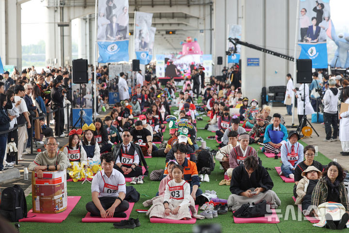 [서울=뉴시스] 김진아 기자 = 11일 서울 반포한강공원 잠수교에서 열린 '2025 한강 멍 때리기 대회'에서 참가자들이 경연을 하고 있다. 2025.05.11. bluesoda@newsis.com