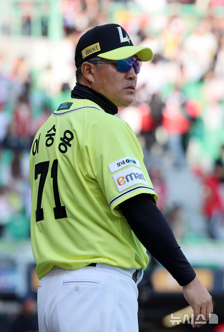 [인천=뉴시스] 이영환 기자 = 11일 오후 인천 미추홀구 SSG랜더스필드에서 열린 2025 프로야구 KIA 타이거즈와 SSG 랜더스의 더블헤더 1차전 경기, 8-4로 승리를 거둔 SSG 이숭용 감독이 선수들을 격려하기 위해 그라운드로 향하고 있다. 2025.05.11. 20hwan@newsis.com