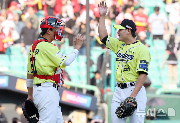 [인천=뉴시스] 이영환 기자 = 11일 오후 인천 미추홀구 SSG랜더스필드에서 열린 2025 프로야구 KIA 타이거즈와 SSG 랜더스의 더블헤더 1차전 경기, 8-4로 승리를 거둔 SSG 투수 조병현과 포수 조형우가 기뻐하고 있다. 2025.05.11. 20hwan@newsis.com