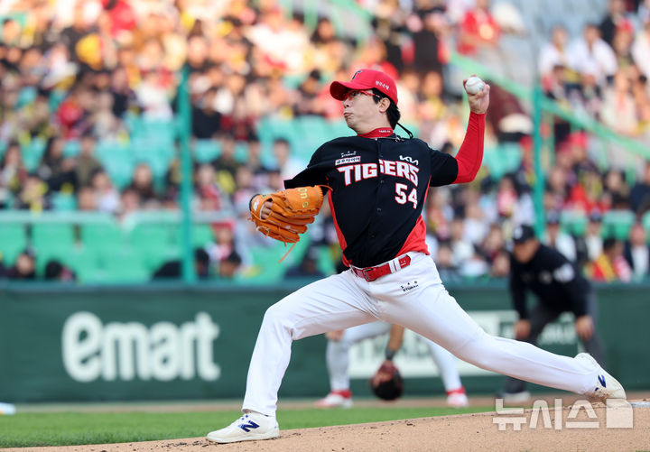 [인천=뉴시스] 이영환 기자 = 11일 오후 인천 미추홀구 SSG랜더스필드에서 열린 2025 프로야구 KIA 타이거즈와 SSG 랜더스의 더블헤더 2차전 경기, 1회말 KIA 선발 양현종이 공을 던지고 있다. 2025.05.11. 20hwan@newsis.com