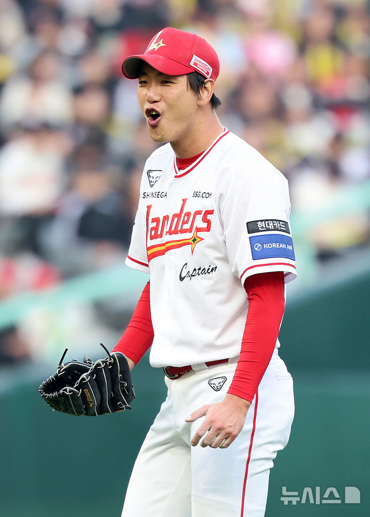[인천=뉴시스] 이영환 기자 = 11일 오후 인천 미추홀구 SSG랜더스필드에서 열린 2025 프로야구 KIA 타이거즈와 SSG 랜더스의 더블헤더 2차전 경기, 2회초 2사 1루에서 SSG 3루수 김수윤이 호수비를 펼치자 선발 김광현이 기뻐하고 있다. 2025.05.11. 20hwan@newsis.com