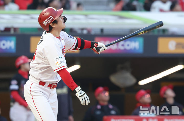 [인천=뉴시스] 이영환 기자 = 11일 오후 인천 미추홀구 SSG랜더스필드에서 열린 2025 프로야구 KIA 타이거즈와 SSG 랜더스의 더블헤더 2차전 경기, 4회말 SSG 선두타자 최정이 좌익수 플라이를 날리고 있다. 2025.05.11. 20hwan@newsis.com